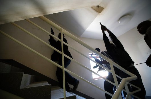 Вооруженные люди захватили отель со 170 заложниками в Мали