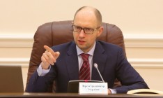 Яценюк предлагает приостановить грузопотоки в Крым