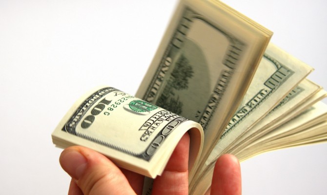 Доллар на черном рынке падает в покупке, но растет в продаже