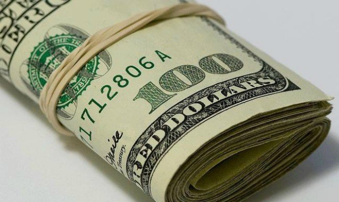 Доллар на черном рынке после выходных подешевел