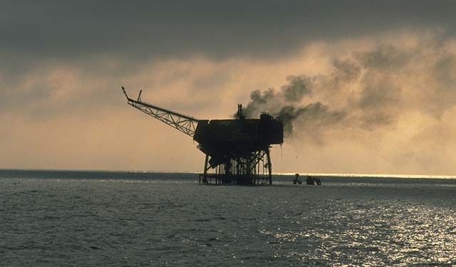 При пожаре на нефтяной платформе в Каспии погибли 32 человека