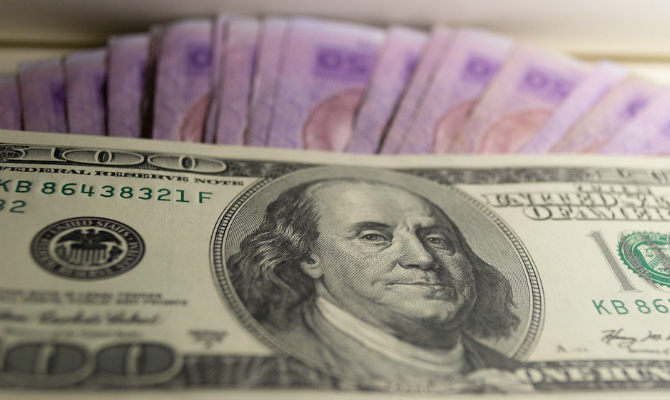 Доллар на черном рынке растет в покупке, но падает в продаже