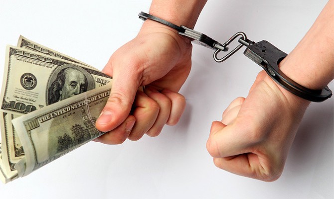 Большинство украинцев считает, что власть недостаточно борется с коррупцией