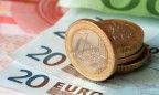 Евро дешевеет к большинству валют