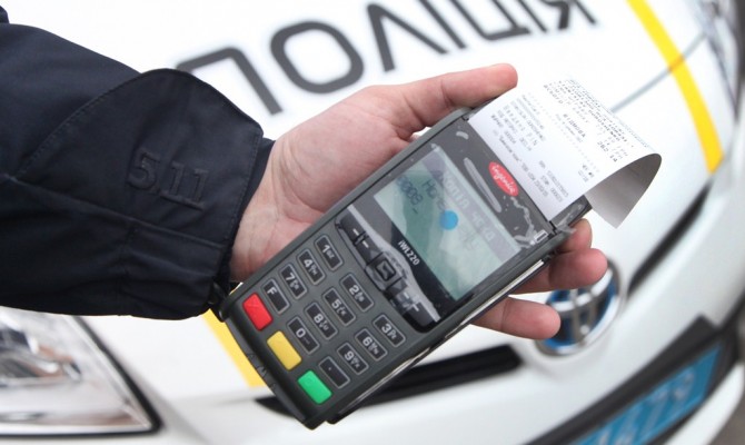 Патрульных начали оснащать терминалами для оплаты штрафов