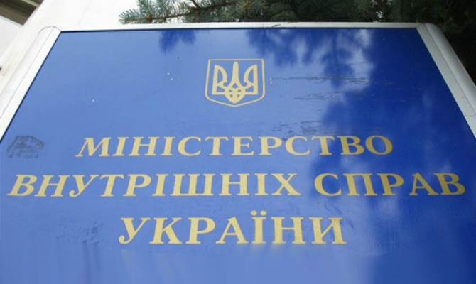 В Киеве неаттестованные правоохранители пикетируют здание МВД