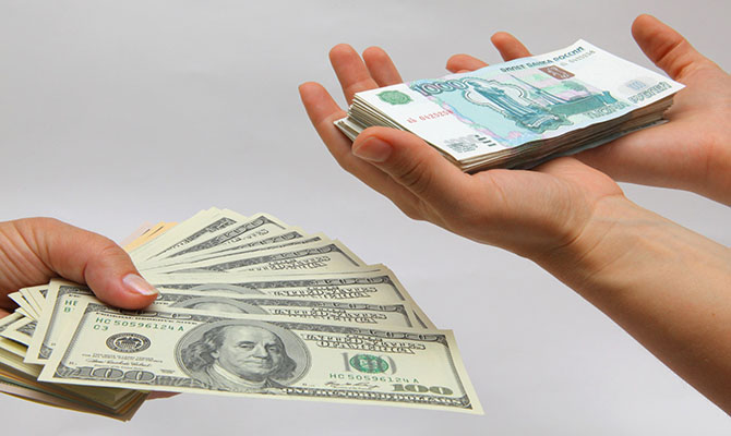 Российский рубль обновил минимум за 17 лет