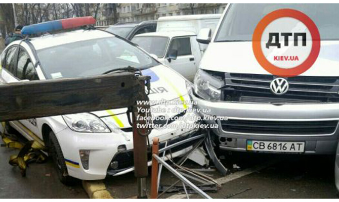 ДТП в Киеве: патрульный полицейский врезался в ограждение и припаркованные авто