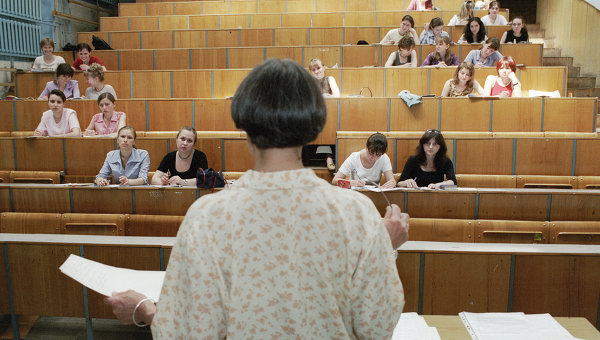 Президент рассмотрит петицию о повышении зарплат преподавателям вузов