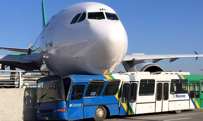 В аэропорту Стамбула самолет врезался в ограждение при посадке