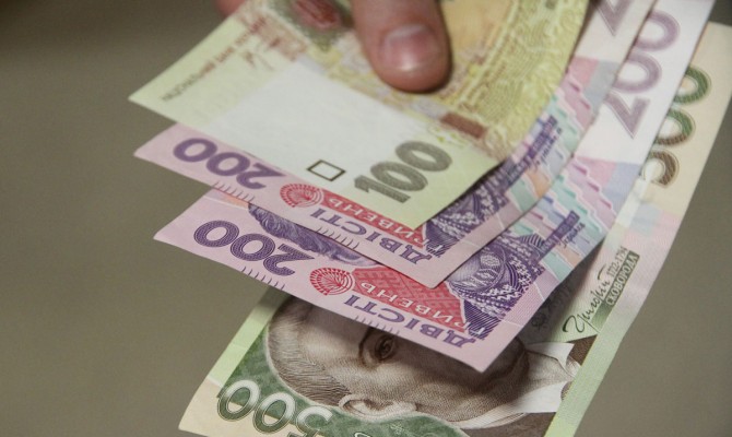 Средняя зарплата в Украине в ноябре уменьшилась на 34 гривны