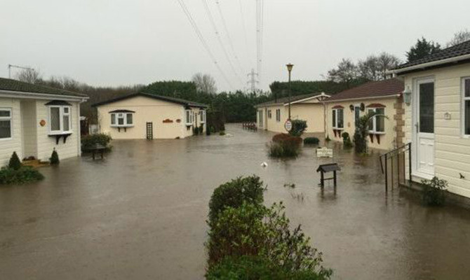 В Англии от сильных наводнений страдают сотни людей