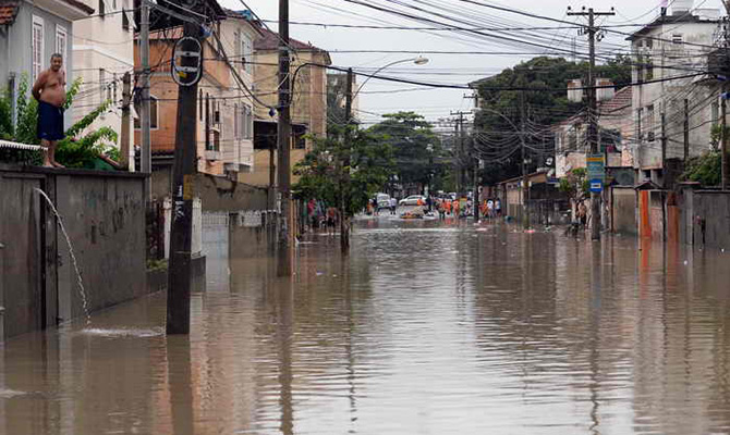 В Бразилии в результате наводнений более двух тысяч семей покинули дома