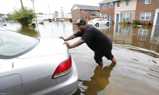 Жертв стихии в США уже более полусотни