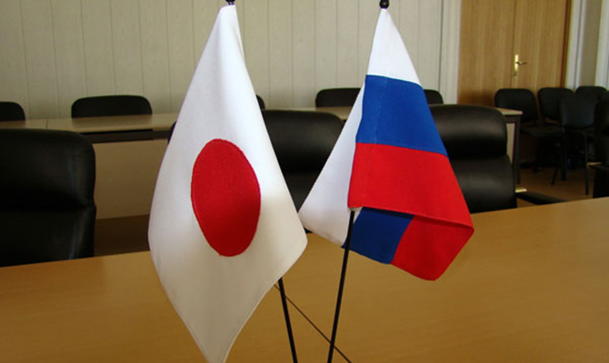Премьер Японии призвал Путина обсудить мирный договор