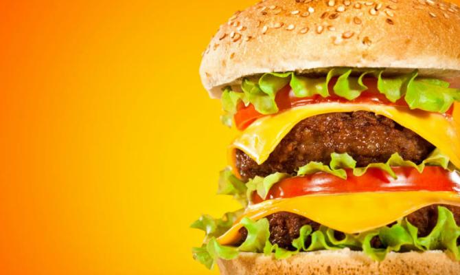 Гривна по индексу Биг Мака недооценена почти на 70%