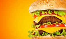 Гривна по индексу Биг Мака недооценена почти на 70%