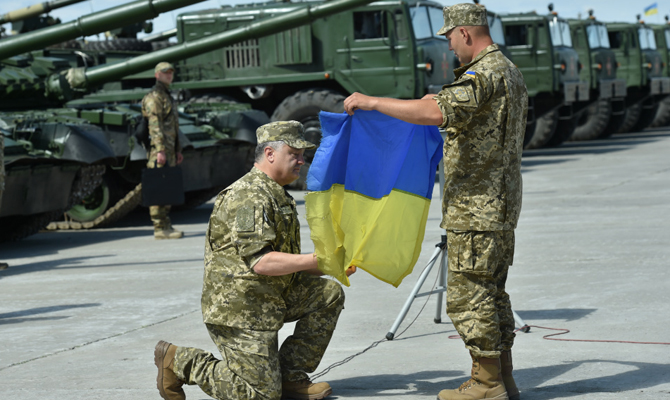 Зарплаты военнослужащих поднимут до 7 тысяч, - Порошенко