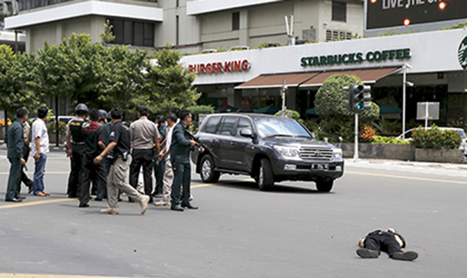 Жертвами серии атак в Джакарте стали шесть человек