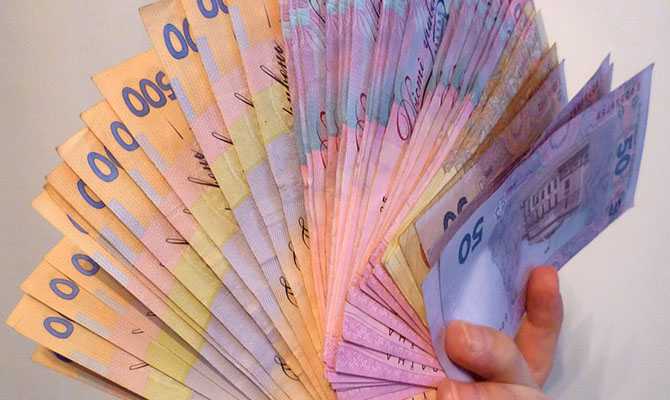 НБУ понизил гривну до 23,95
