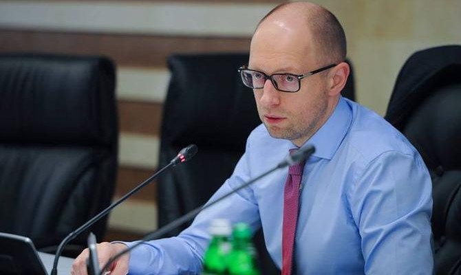 Яценюк поручил проработать вопрос о запрете ввоза российской книгопечатной продукции