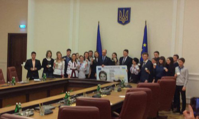 Первые 20 украинцев получили новые карточки удостоверения личности