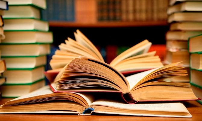 Учеников и учителей будут бесплатно обеспечивать учебниками