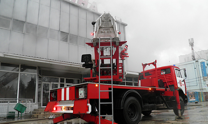 В Ужгороде продолжает гореть универмаг, пламя охватило второй этаж