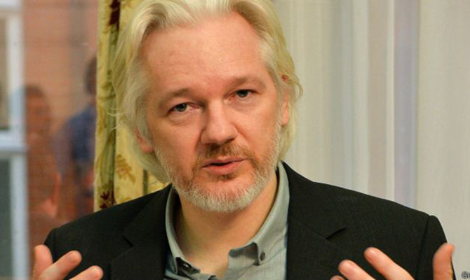 Основатель WikiLeaks готов сдаться британской полиции