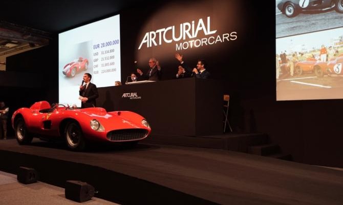 На аукционе в Париже продали один из самых дорогих автомобилей в истории