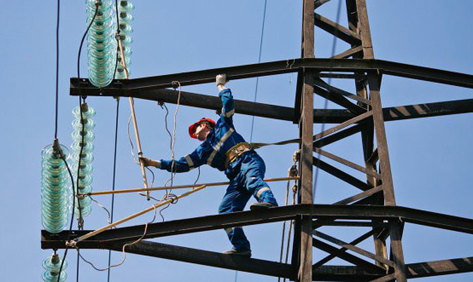 В «Укрэнерго» остановили обследование поврежденных ЛЭП в зоне АТО