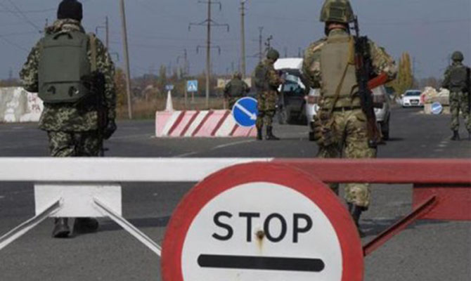 В результате подрыва автобуса возле КПП в Донецкой области погибли 2 человека