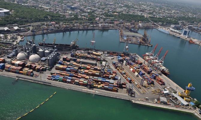 Яценюк поручил провести международный аудит работы Одесского порта