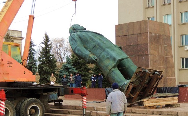 На Одесчине снесли самого большого Ленина