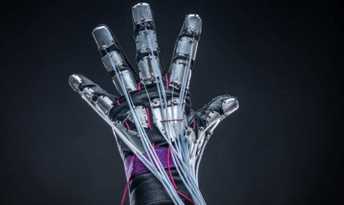 Киевляне разработали кибернетическую перчатку для виртуальной реальности