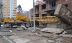 На стройке в Ирпене упал кран, один человек погиб