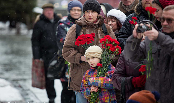 Москвичи засыпали могилу Сталина цветами