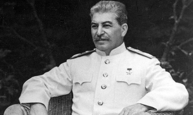 Опрос: Четверть украинцев считают Сталина великим вождем