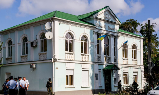 У крымчан отбирают здание Меджлиса в Севастополе