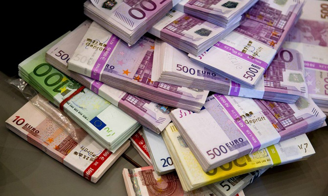 Евро в феврале показал худшие результаты среди валют мира – Bloomberg