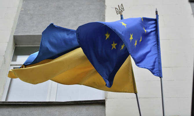 Опрос: Евроинтеграцию поддерживают 55% украинцев