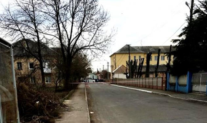 В Мукачево возле школы произошла стрельба: есть раненый, на месте нашли гранату