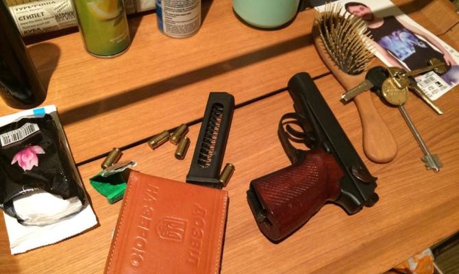 В Киеве мужчина стрелял по прохожим и полицейским с балкона квартиры