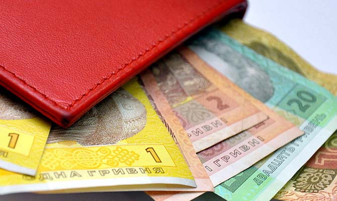 Верховная Рада хочет повысить зарплаты помощникам депутатов на 80%