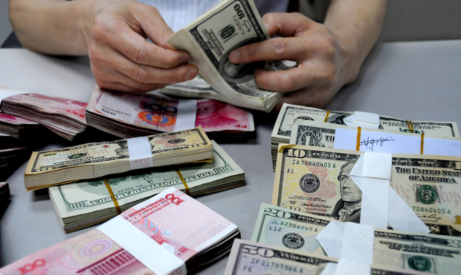 В феврале украинцы увеличили продажу валюты на 32 млн долл.