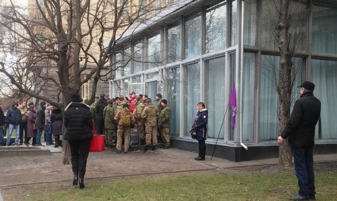 Протестующие разгромили парламентский комитет по банкам