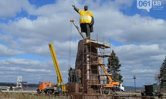 В Запорожье устроили прощание с памятником Ленину