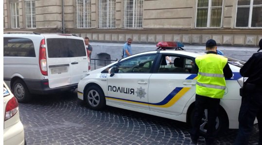 В Киеве задержали командира роты патрульной полиции, который похитил 17 тыс. долл. при оформлении ДТП