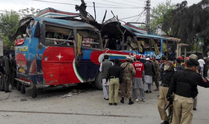 В Пакистане подорвали автобус, 15 человек погибли