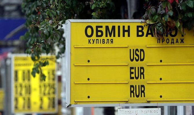 НБУ: В Украине снизилось количество схемных валютных операций